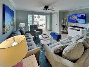 Condo (2 Bedrooms) | Property amenity - 5 O'clock Somewhere by Miss Kitty’s (Rockport)