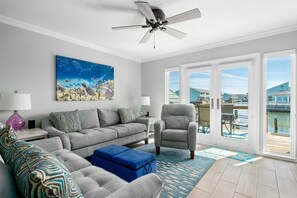 Condo (2 Bedrooms) | Property amenity - 5 O'clock Somewhere by Miss Kitty’s (Rockport)