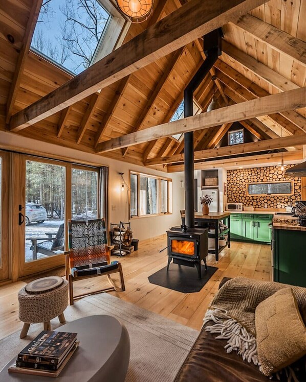 壁炉、书、立体声音响