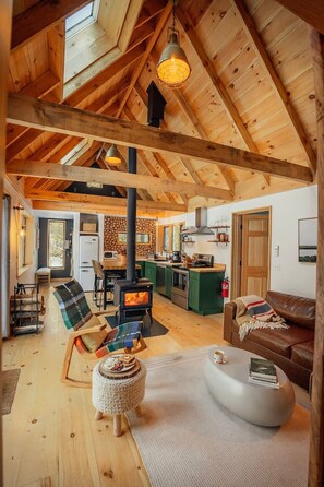 壁炉、书、立体声音响