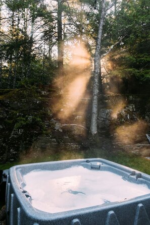 Outdoor spa tub - Cozy Rock Cabin  #thewaylifeshouldbe (Freeport)