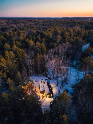Exterior - Cozy Rock Cabin  #thewaylifeshouldbe (Freeport)