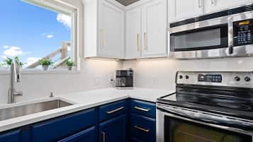 House, Multiple Beds, Patio | Private kitchen | Fridge, microwave, oven, stovetop