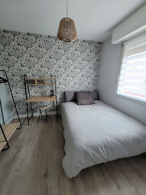 1 quarto, escrivaninha, ferros/tábuas de passar roupa, Wi-Fi de cortesia