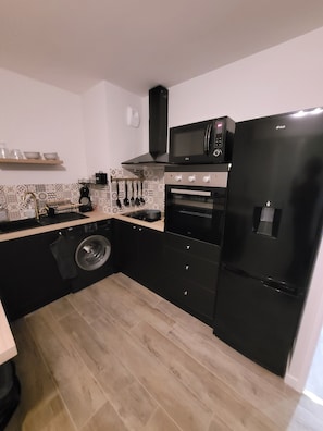 Geladeira, micro-ondas, fogão, cooktop