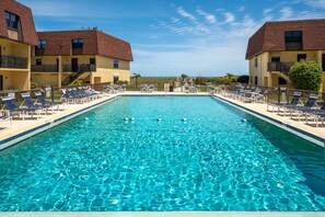 Outdoor pool, a heated pool - ⛱️ Cocoa Beach Club 🚀 🌴👙🚢 (Cocoa Beach)