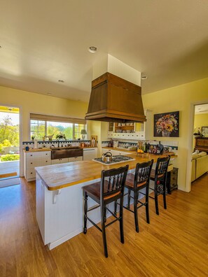 Fridge, microwave, oven, stovetop - Beverly's Hilltop Retreat (Fallbrook)