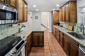 冰箱、微波炉、烤箱、炉灶