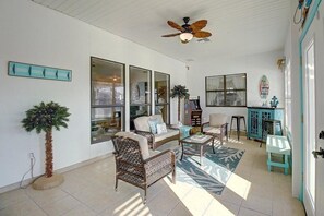 House, Multiple Beds, Patio | Living room | 40-inch TV with cable channels