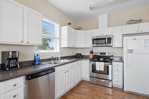 Maison, Plusieurs lits, patio | Cuisine privée | Réfrigérateur, four à micro-ondes, un four, surface de cuisson