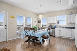 Maison, Plusieurs lits, patio | Cuisine privée | Réfrigérateur, four à micro-ondes, un four, surface de cuisson