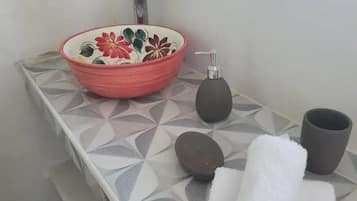 Habitación estándar | Baño | Regadera y regadera tipo lluvia