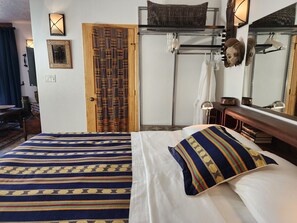 1 quarto, escrivaninha, ferros/tábuas de passar roupa, Wi-Fi de cortesia