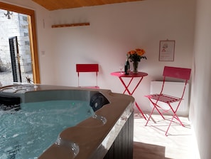 Indoor spa tub - Gite Chez LEA 3 épis (Pocancy)