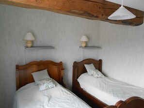 4 makuuhuonetta, silitysrauta/-lauta, ilmainen Wi-Fi, vuodevaatteet