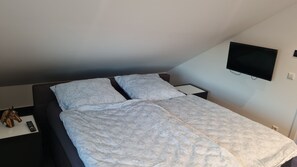 2 habitaciones, escritorio, tabla de planchar con plancha y wifi gratis 