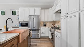 House, Multiple Beds, Patio, Garden View | Private kitchen | Fridge, microwave, oven, stovetop