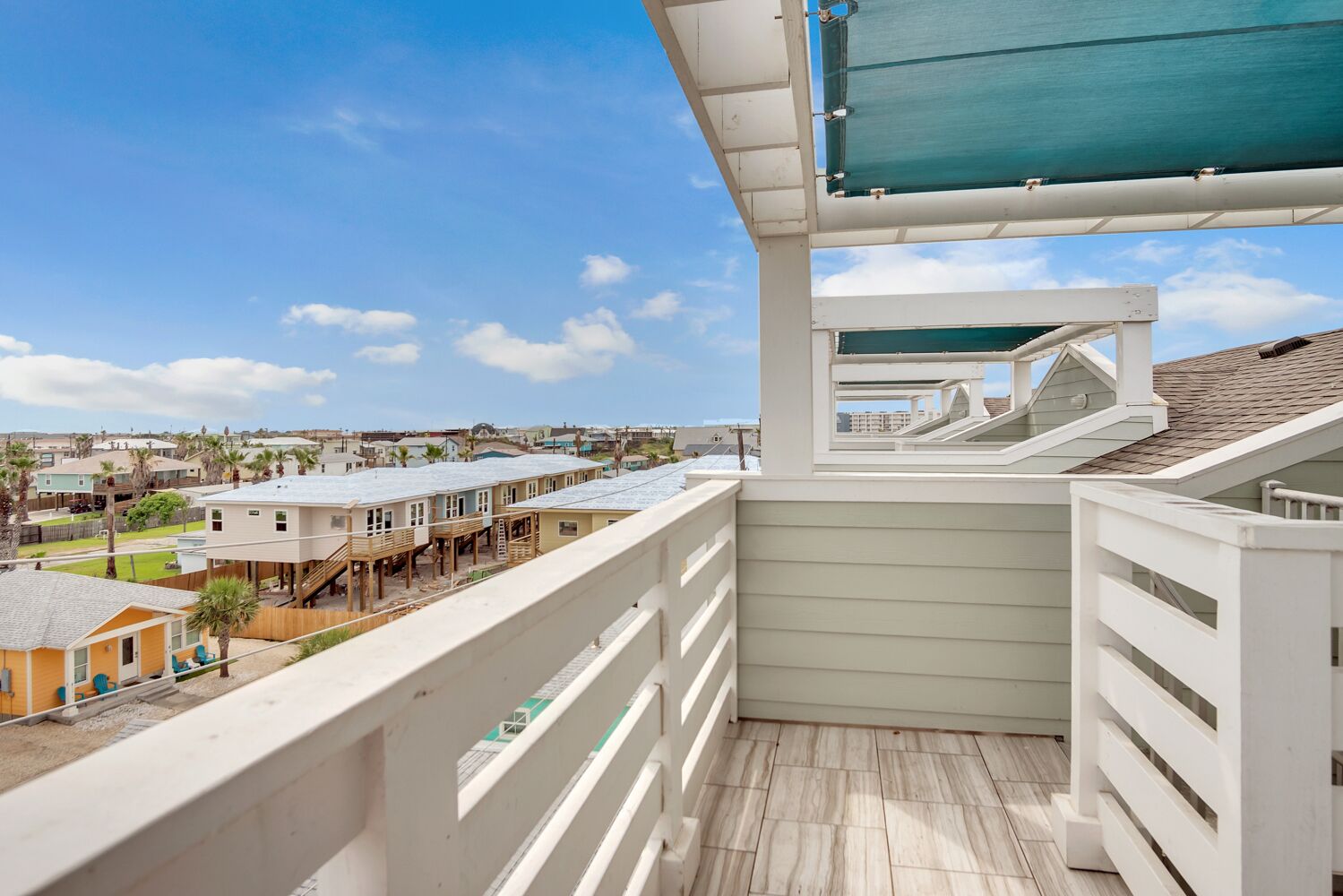 Gorgeous Townhome, Shared Pool, Walk to Beach!