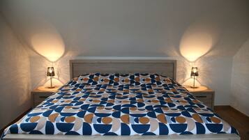 3 quartos, escrivaninha, ferros/tábuas de passar roupa, berço de viagem