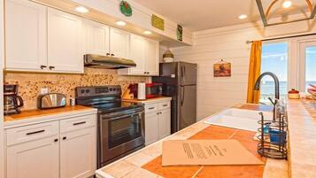 House, Multiple Beds, Patio | Private kitchen | Fridge, microwave, oven, stovetop