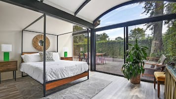 4 bedrooms, desk, iron/ironing board, free WiFi