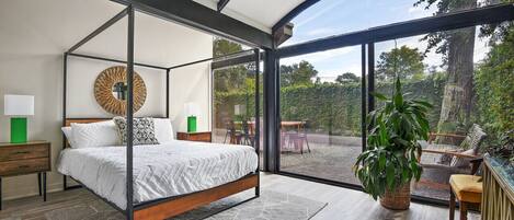 4 bedrooms, desk, iron/ironing board, free WiFi