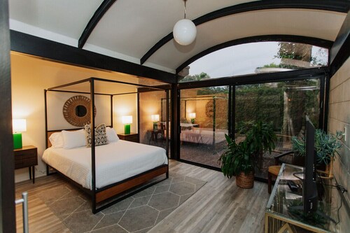 2 mi from LSU! MCM Masterpiece - Sleeps 10