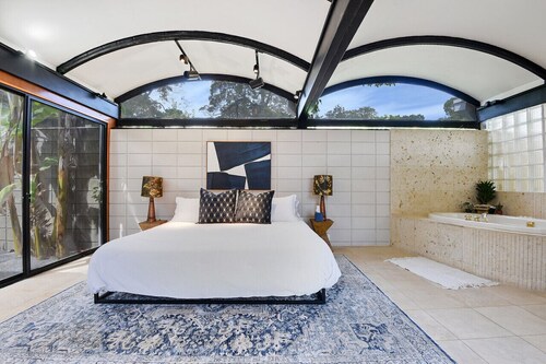 2 mi from LSU! MCM Masterpiece - Sleeps 10