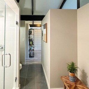 Bathtub, hair dryer, towels - 2 mi from LSU! MCM Masterpiece - Sleeps 10 (Baton Rouge)