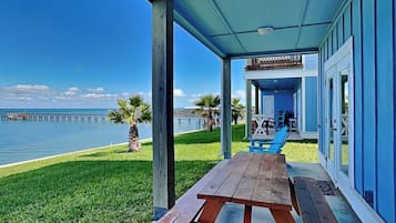 Condo (2 Bedrooms) | Front of property