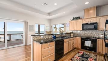 House, Multiple Beds, Patio | Private kitchen | Fridge, microwave, oven, stovetop