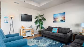 House, Multiple Beds, Patio | Living area | 40-inch TV with cable channels