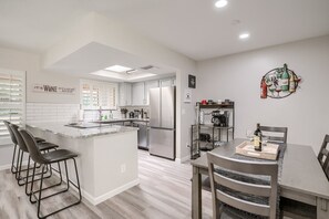 Fridge, oven, stovetop, dishwasher - The Perfect Tucson Townhome in Catalina Foothills (Tucson)