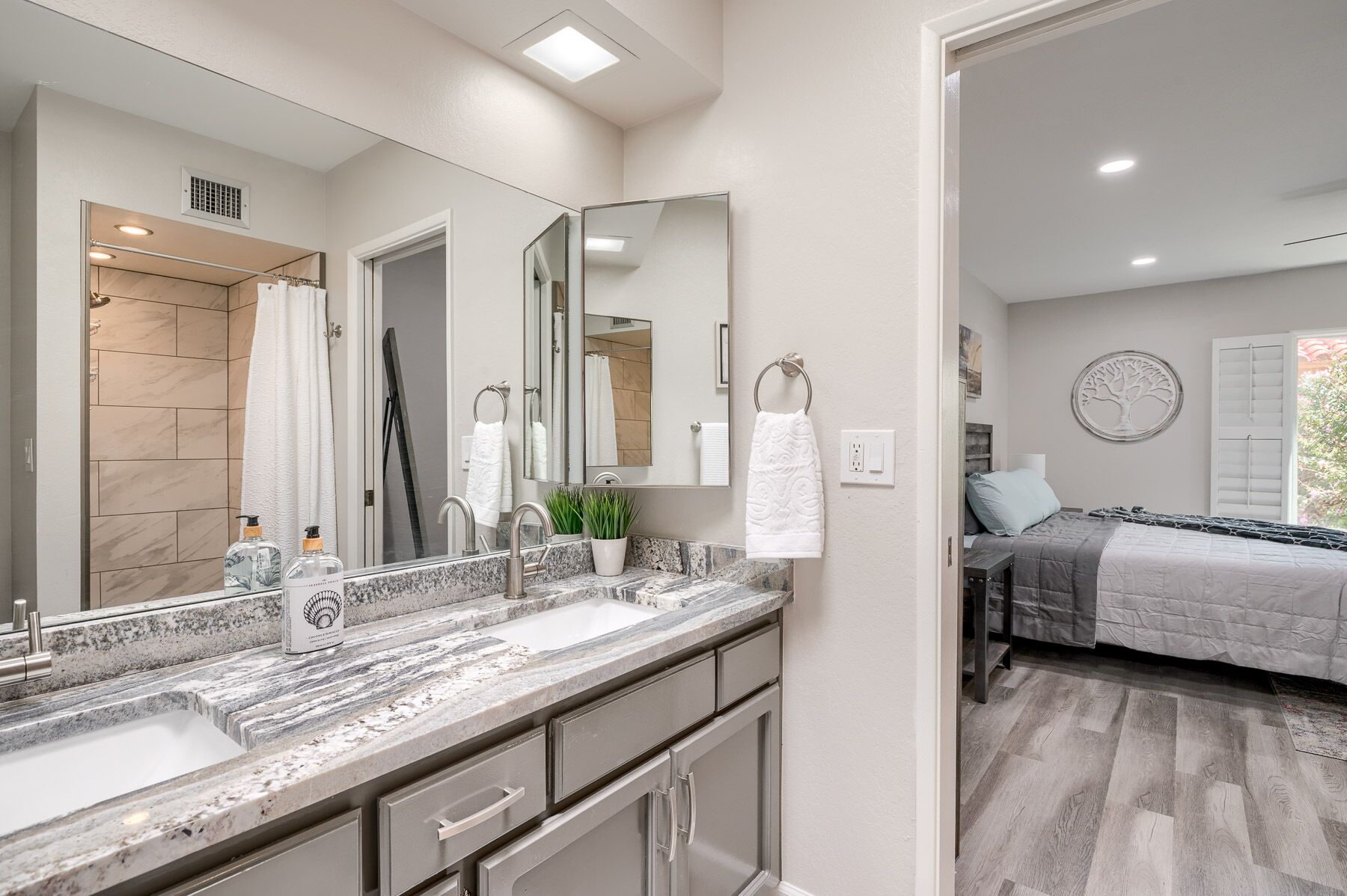 Ensemble douche/baignoire, sèche-cheveux, serviettes fournies, savon