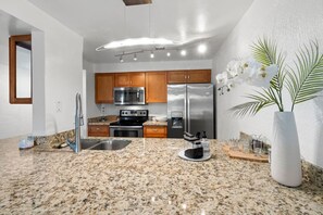 Frigorífic, microones, forn i placa de cuina 