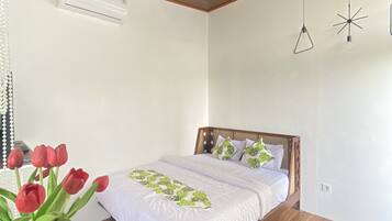 Deluxe Cabin | Individually decorated, individually furnished, blackout drapes