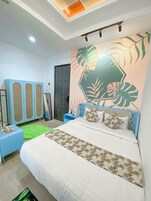 Deluxe Room | Individually decorated, individually furnished, blackout drapes