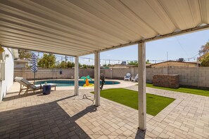Outdoor pool - Charming Studio Guest House in the Heart of Tempe (Tempe)