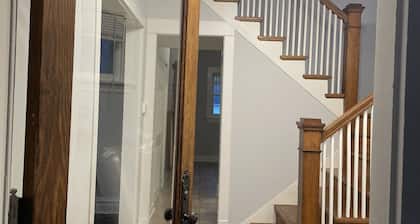 Chic 3bed 2bath Home with free parking close to United Center