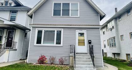 Chic 3bed 2bath Home with free parking close to United Center