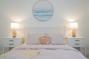 6 soverom, skrivebord, strykejern/-brett og reiseseng for barn