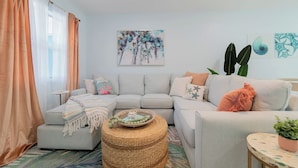 Living area - 6bd/4ba - Dtown+POOL+Parking - Sleep 12 (West Palm Beach)