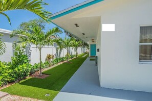 Property grounds - 6bd/4ba - Dtown+POOL+Parking - The Casa (West Palm Beach)