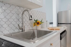 Fridge, microwave, oven, stovetop - 6bd/4ba - Dtown+POOL+Parking - The Casa (West Palm Beach)