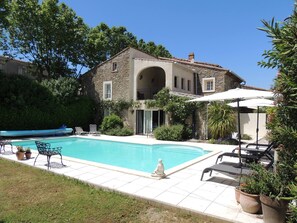 A stone house with a swimming pool, outdoor seating, and potted plants. - 4ch, 4sdb, Grande Piscine, Idéale Pour Familles (Trausse)