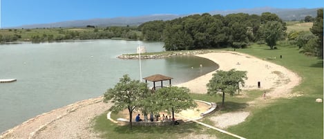 Plage à proximité, chaises longues, serviettes de plage