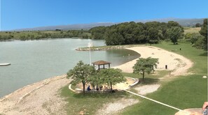 Plage à proximité, chaises longues, serviettes de plage