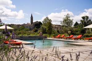 Een buitenzwembad, een verwarmd zwembad