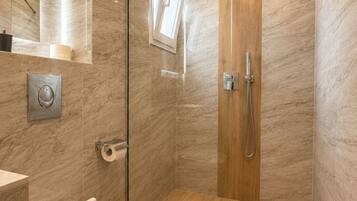 Familien-Dreibettzimmer | Badezimmer | Haartrockner, Hausschuhe, Handtücher, Shampoo