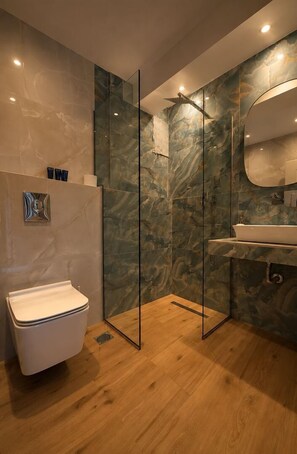 Driepersoonskamer | Badkamer | Een haardroger, pantoffels, handdoeken, shampoo
